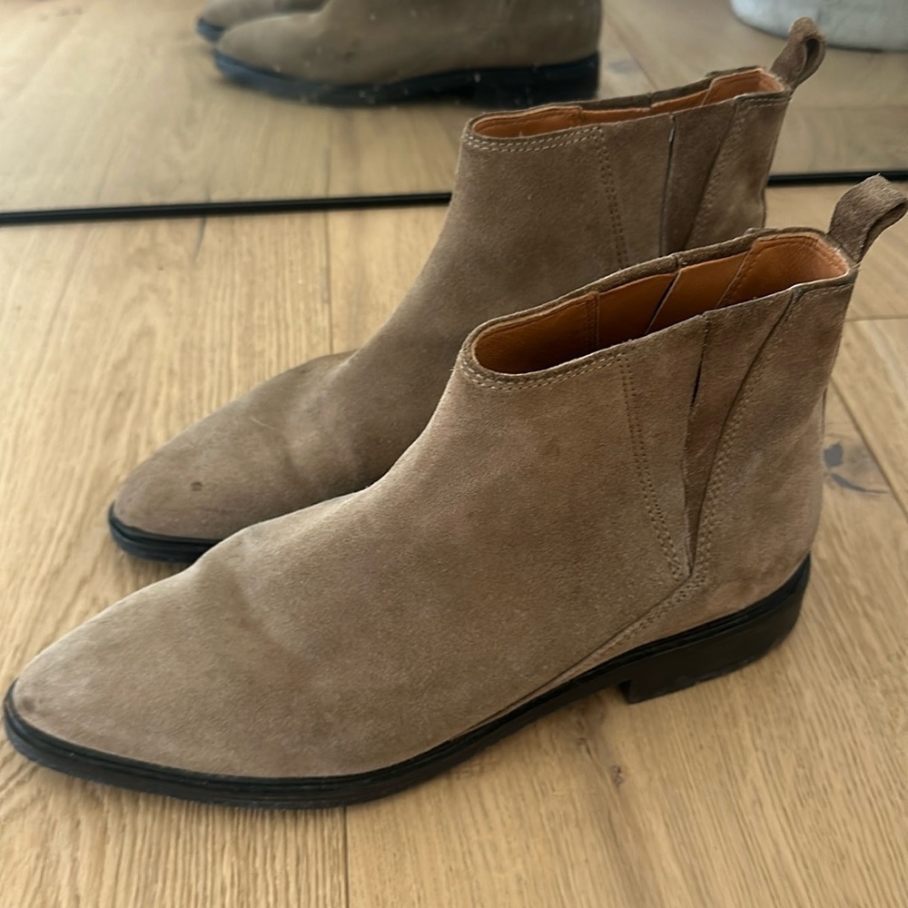 VIA SPIGA
Emelin Water Resistant Bootie In Dark Camel Suede 10 EU 40 women’s